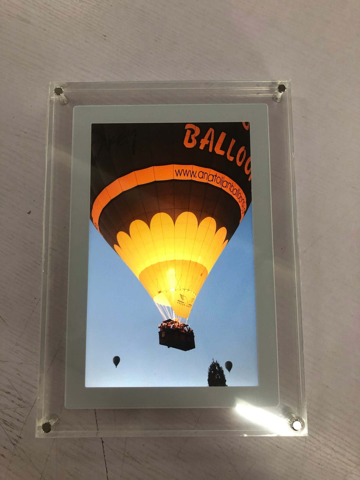 Digital picture frame displaying a hot air balloon in flight, showcasing vibrant memories and captivating visuals.